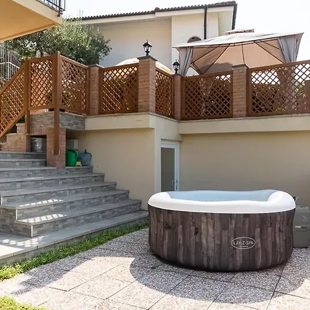 La Roccia Fiorita Con Giardino E Jacuzzi Ferienhaus *