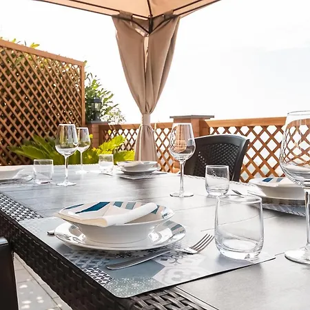 La Roccia Fiorita Con Giardino E Jacuzzi Дом отдыха Варацце